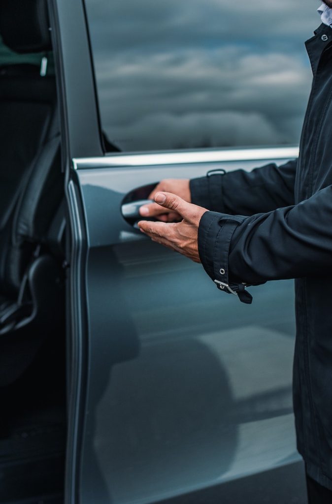 Portier welcoming into the car
